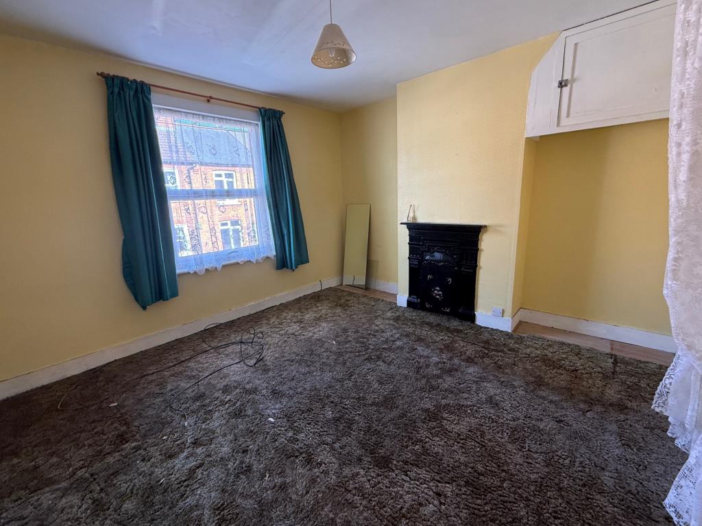 Lot: 149 - THREE BEDROOM MID-TERRACE HOUSE FOR IMPROVEMENT - Bedroom area